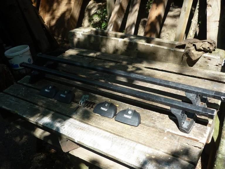 Thule roof bars for VW Caddy.