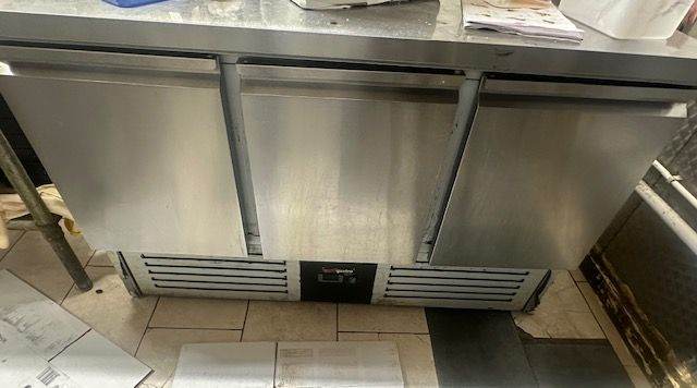 Commercial Undercounter Fridge/Freezer Unit – Silver, Good Condition just 20 pounds