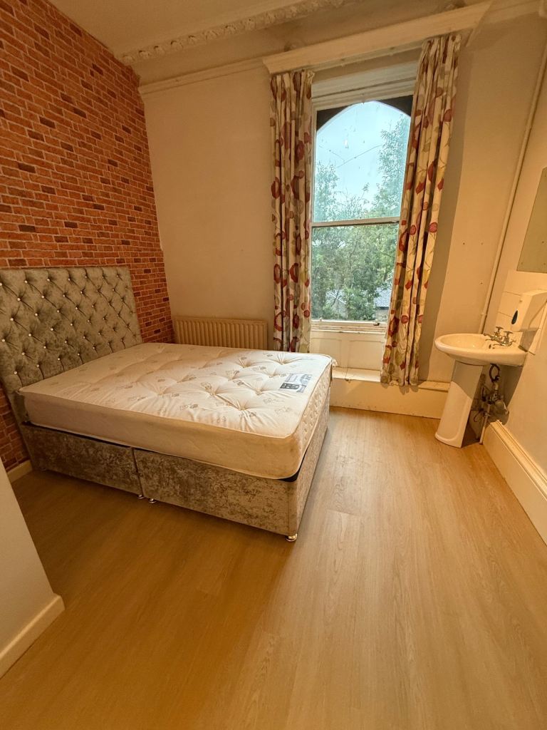 ** Clean & Tidy Double Room with Parking **
