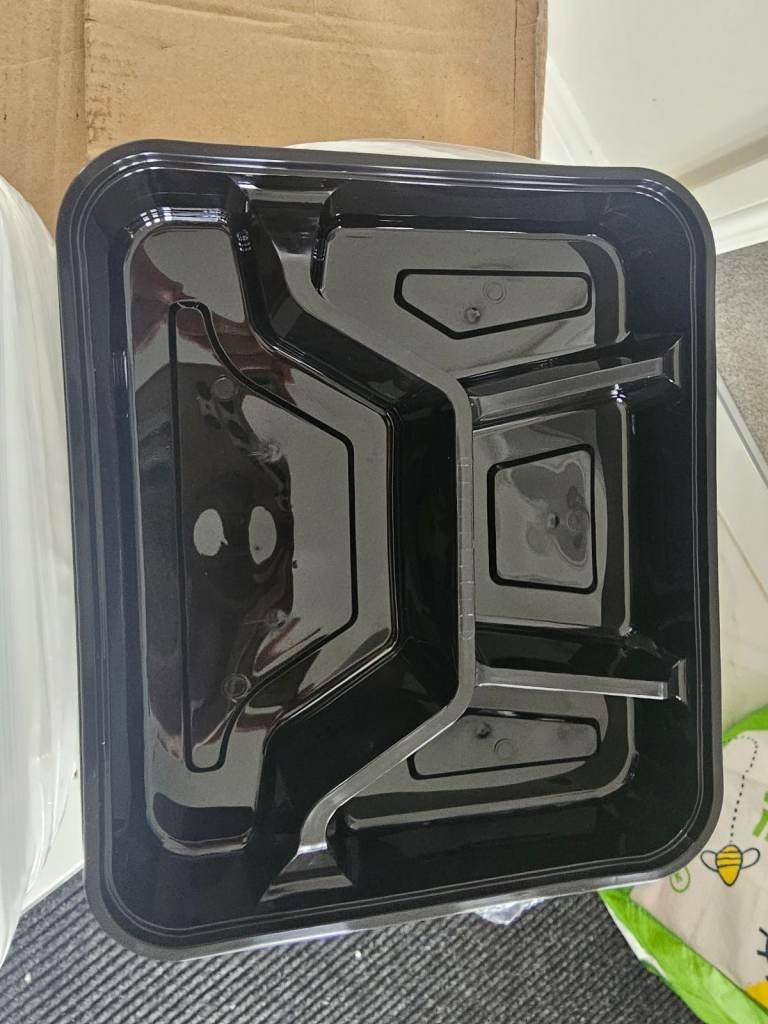 Plastic food containers with lids