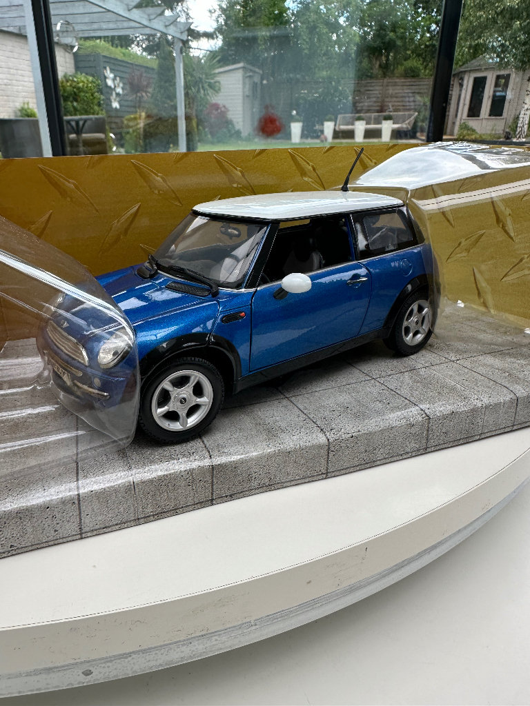 1/18 Mini Cooper R50 Die Cast Model Car , Motormax Premier Collection, Blue
