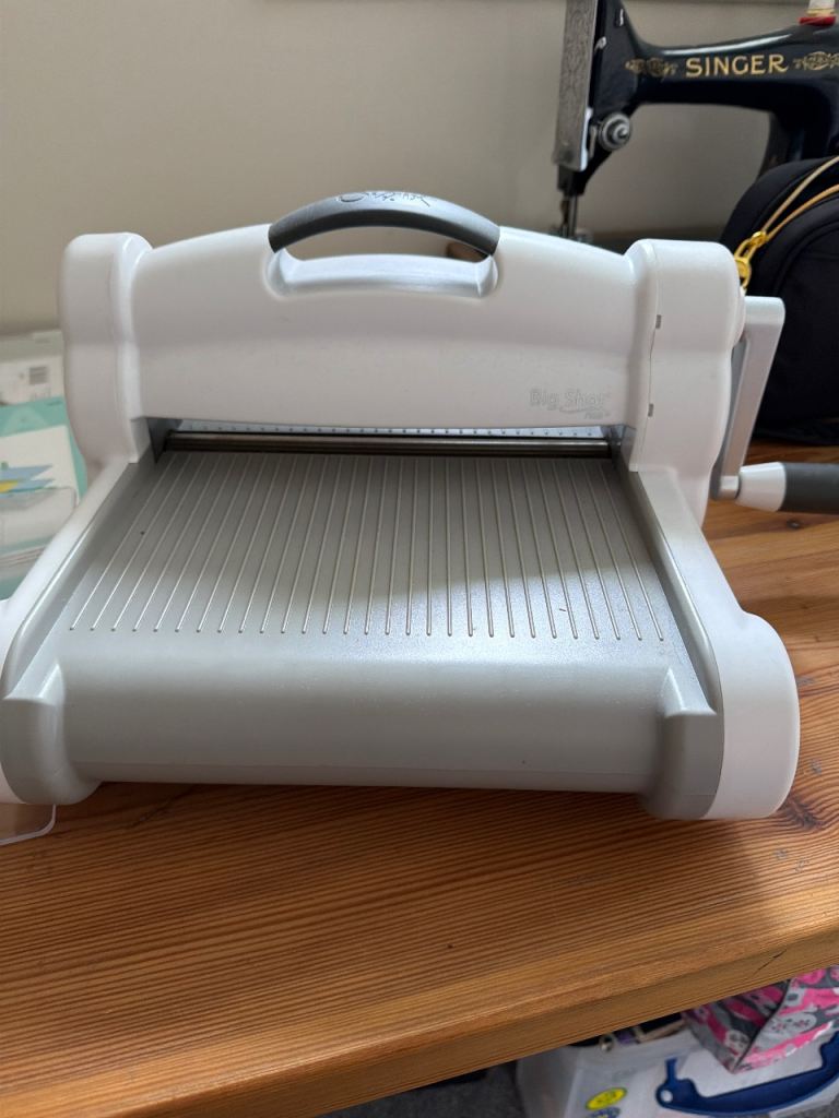 Big shot plus sizzix die cutting machine 