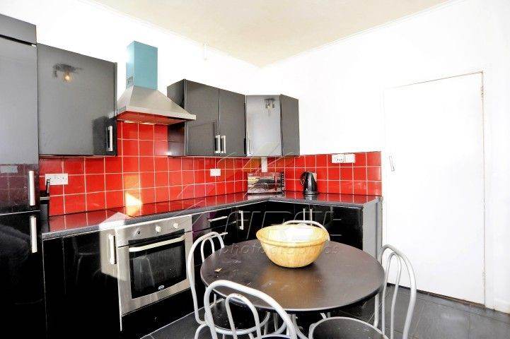 A double room to Rent in 3 Bed house 