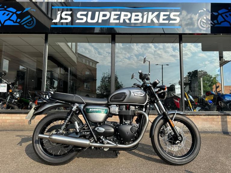 TRIUMPH BONNEVILLE T100 GOLDLINE 2022 72 REG. 900cc - ONLY 3275 MILES. 