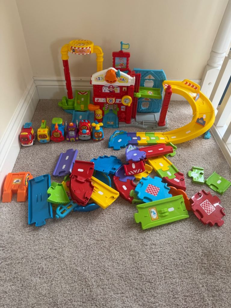 VTech Toot-Toot Drivers fire station and Track Set with Vehicles