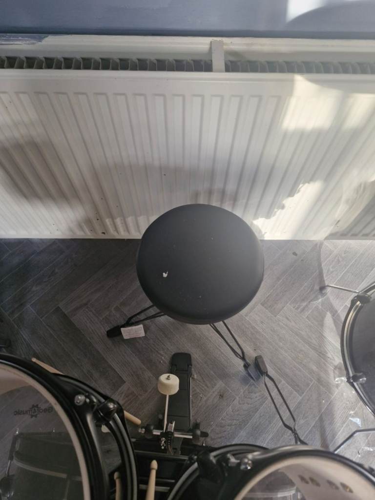 Gears4music drum kit with sticks