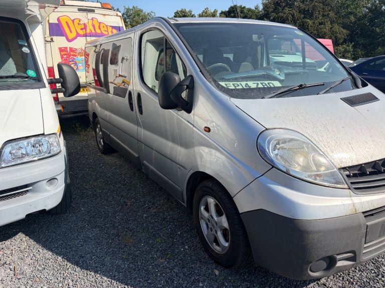 Breaking 14 Vivaro 9 seater taxi bus