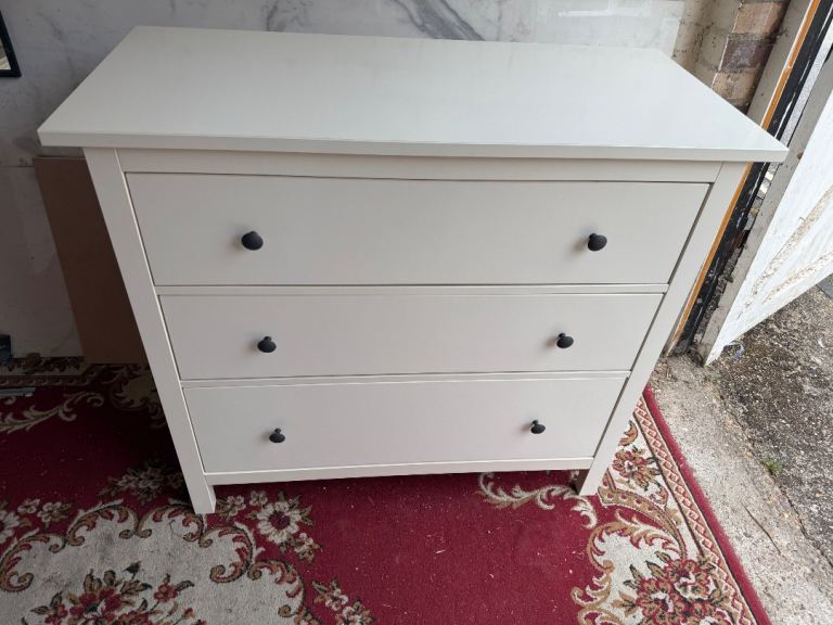 Chest of drawers 