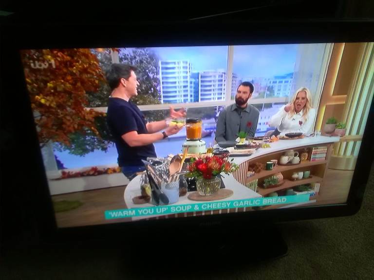 SAMSUNG 40" FREEVIEW TV WITH REMOTE CONTROL 