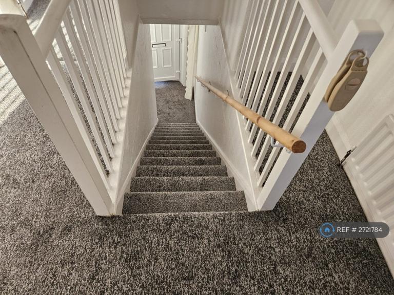 3 bedroom house in Long Lane, Huddersfield, HD5 (3 bed) (#2721784)