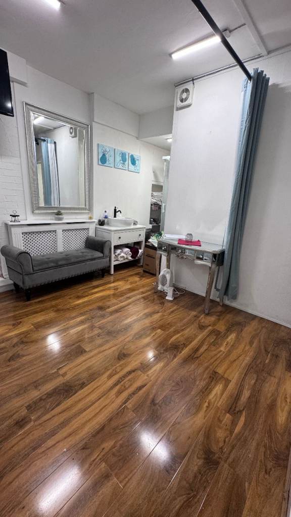 AMAZING BEAUTY ROOM IN BUSY KENSIGTON OLYMPIA SALON