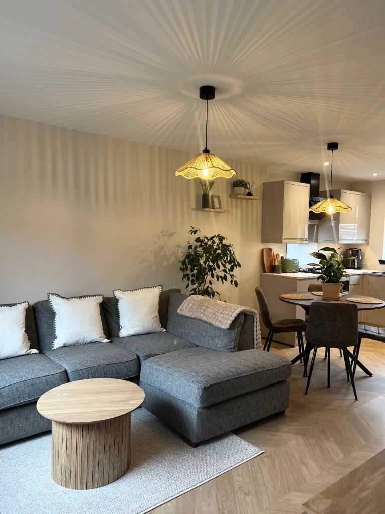 Modern 3 Bed House Inverness | Sleeps 6 | Parking