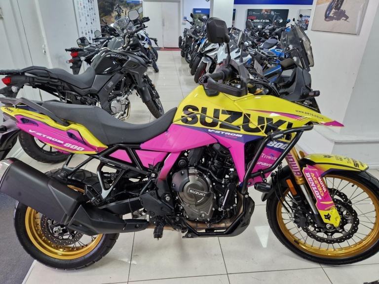 SUZUKI V-STROM 800 DE IN YELLOW