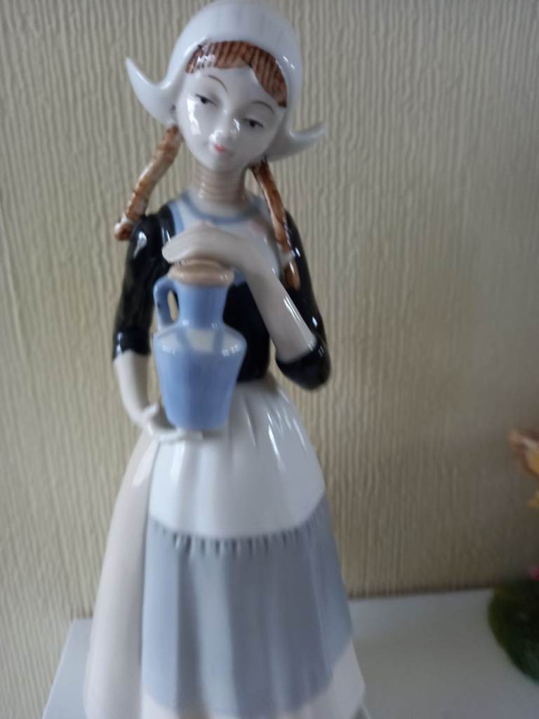 Porcelain dutch maid 