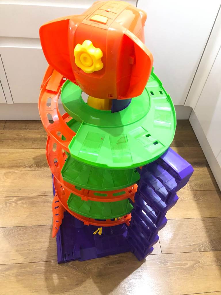 Car ramp toy with screw