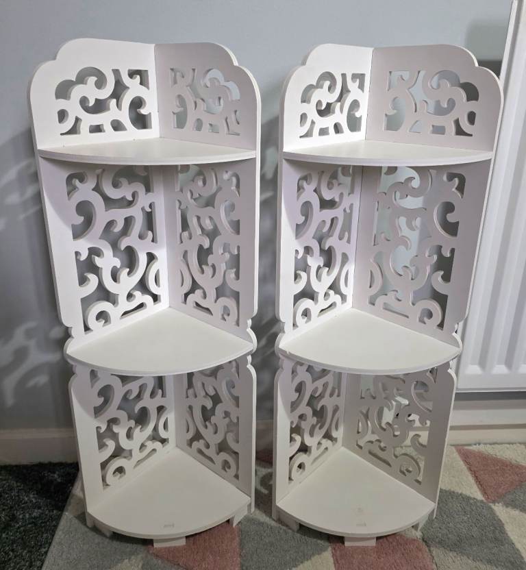 2 Patterned Corner Shelves