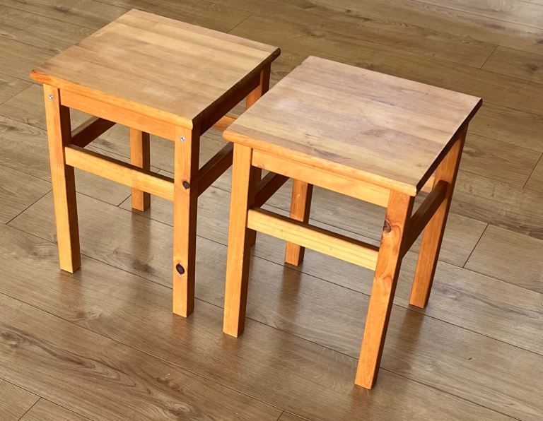 Set of 2 solid pine end/bedside tables. 44cm high. Top 33x33cm.