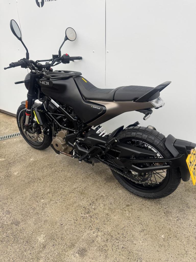 Husqvarna SVARTPILEN 401 2022, AKRAPOVIC