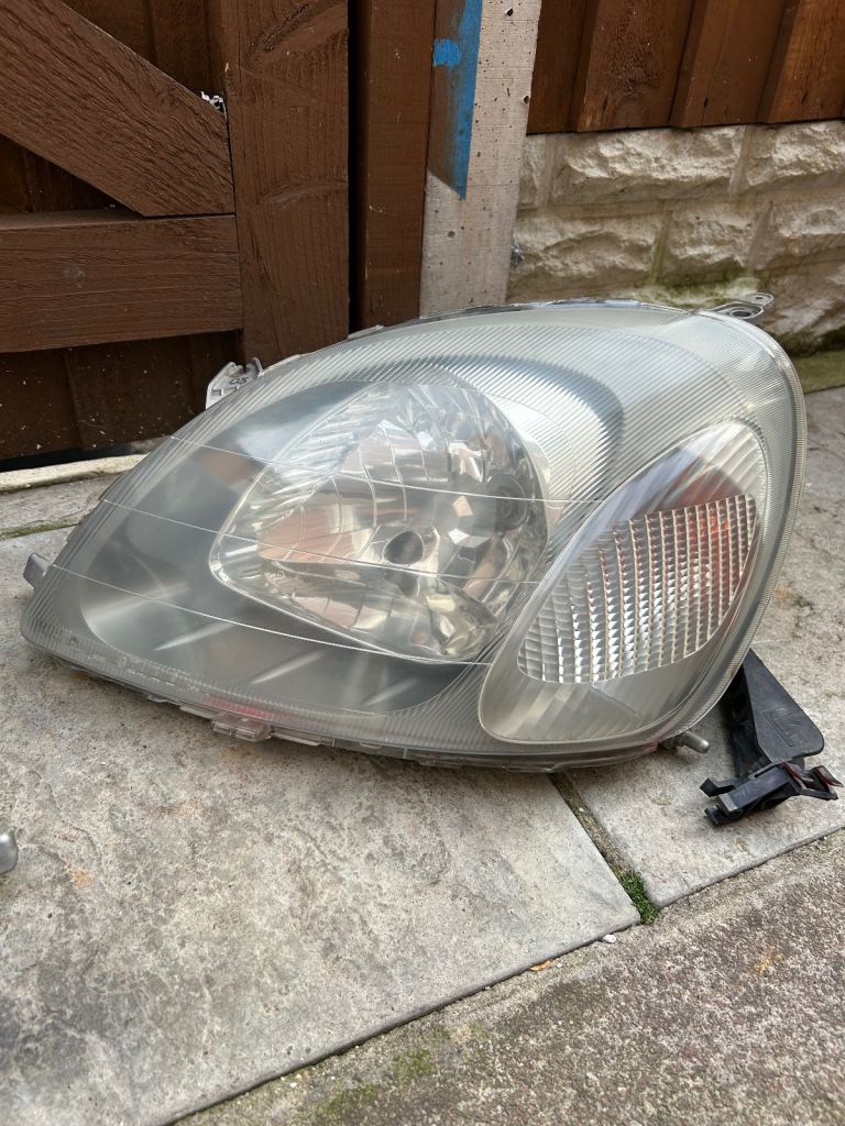 Toyota Yaris headlights 99/04