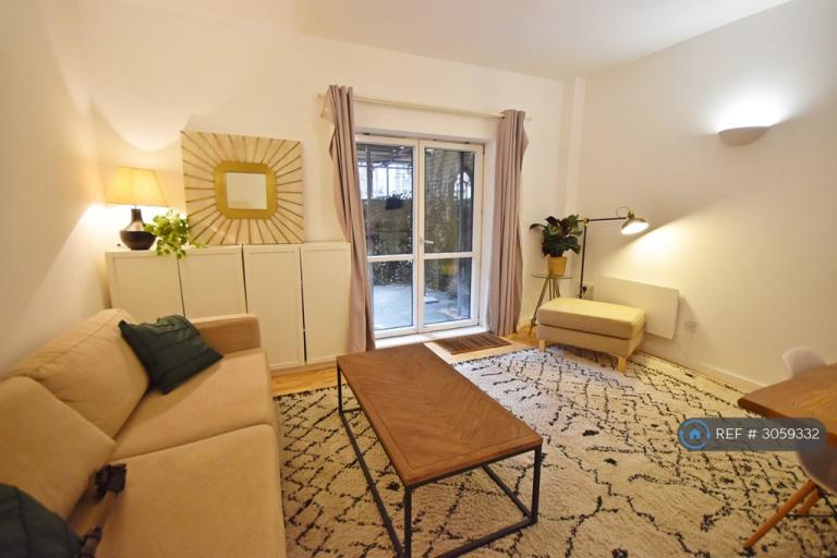 2 bedroom flat in William Fairburn Way, Manchester, M4 (2 bed) (#3059332)