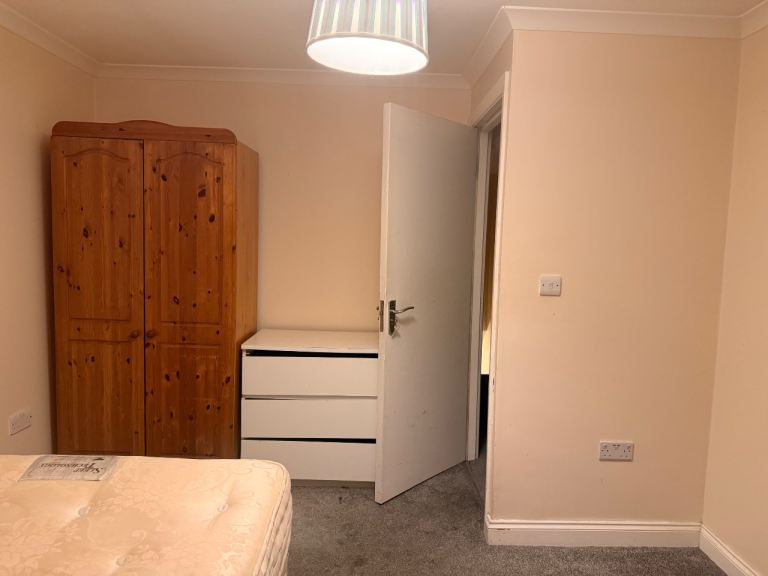 No deposit £600 for one person for 2 £775 per month all bills included and WiFi 
