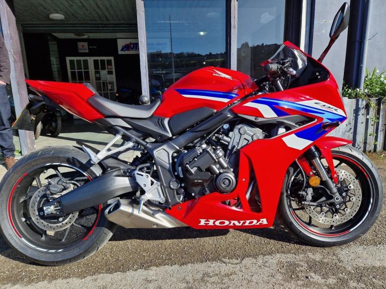 HONDA CBR 650 E-CLUTCH IN RED.