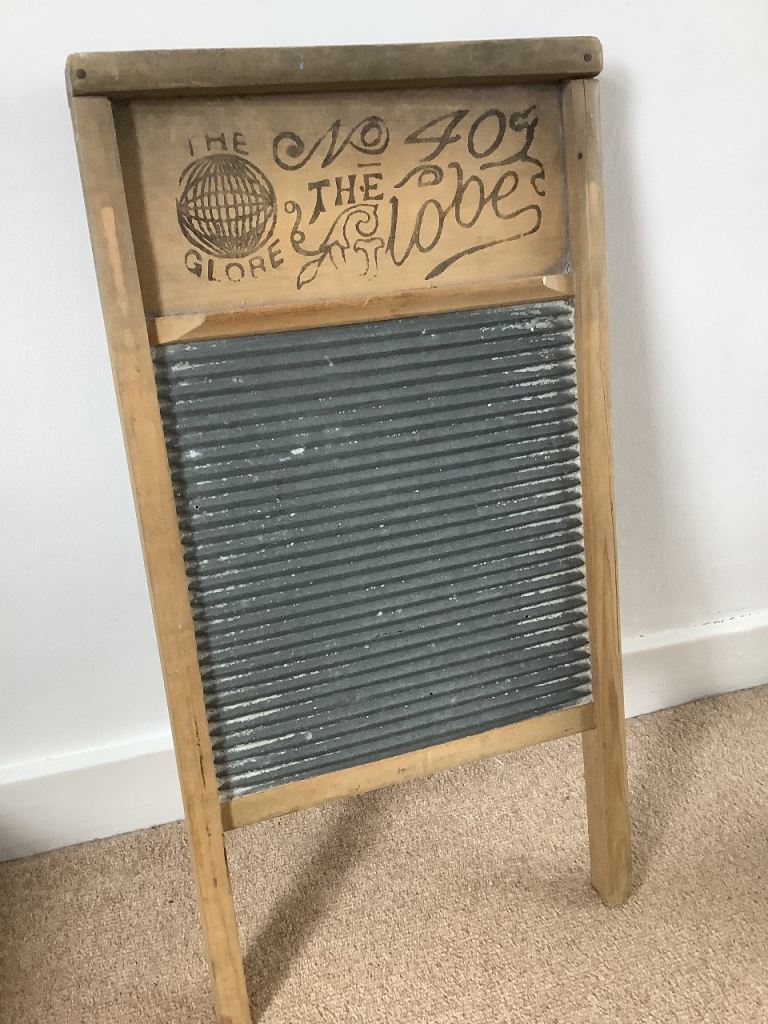 Vintage washboard ‘The Globe’