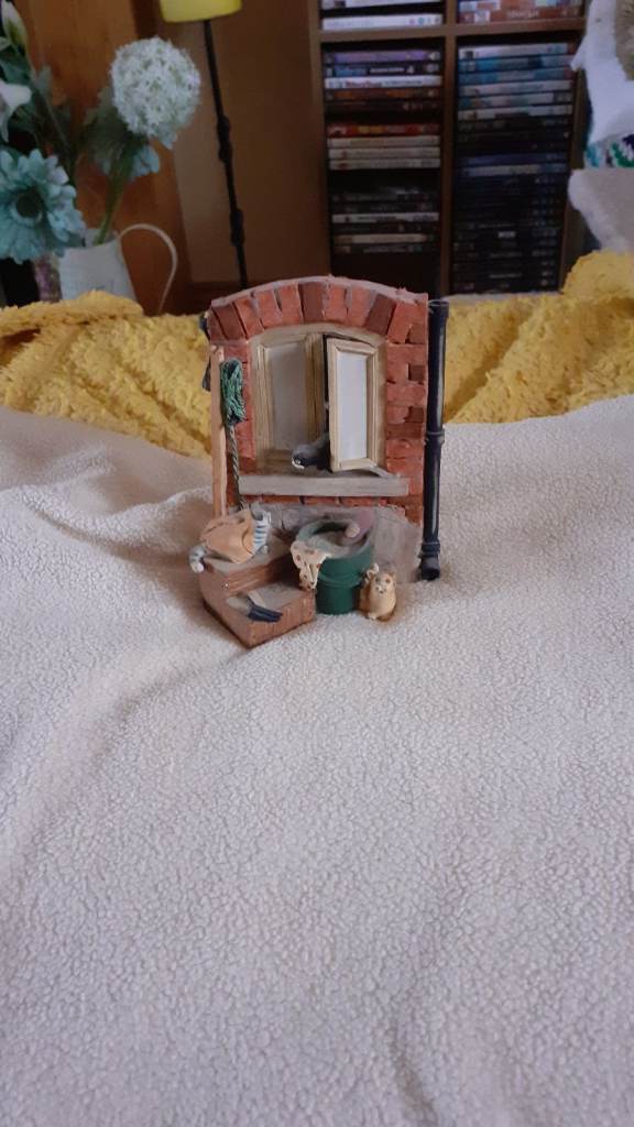 Peter Fagan 'The window Cleaners' and 51 of the other colour box cat ornaments.£150 ovno