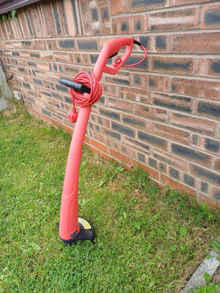 SOVEREIGN LIGHTWEIGHT TWIN CORD GARDEN STRIMMER £15 NO OFFERS DARWEN BB3 0DU 