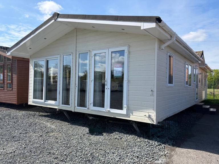 2013 VICTORY VERSAILLES 40X20 • 2 BED TWIN LODGE • HIGH SPEC • £47,995