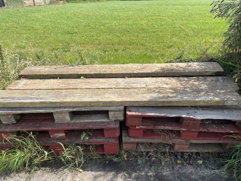 3 builders planks and 6 pallets.