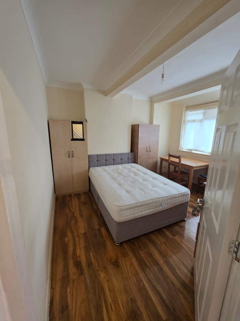 Spacious & Cosy double room for Rent SW16 5UR