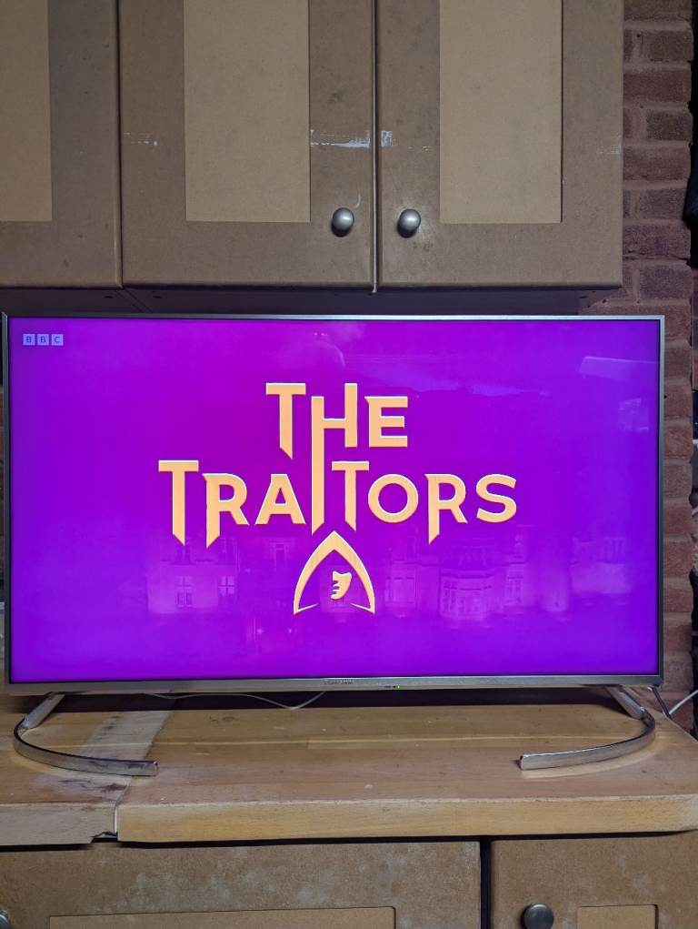 Panasonic TX-40EX700B 40” 4K LED TV + Original Stainless Steel stand