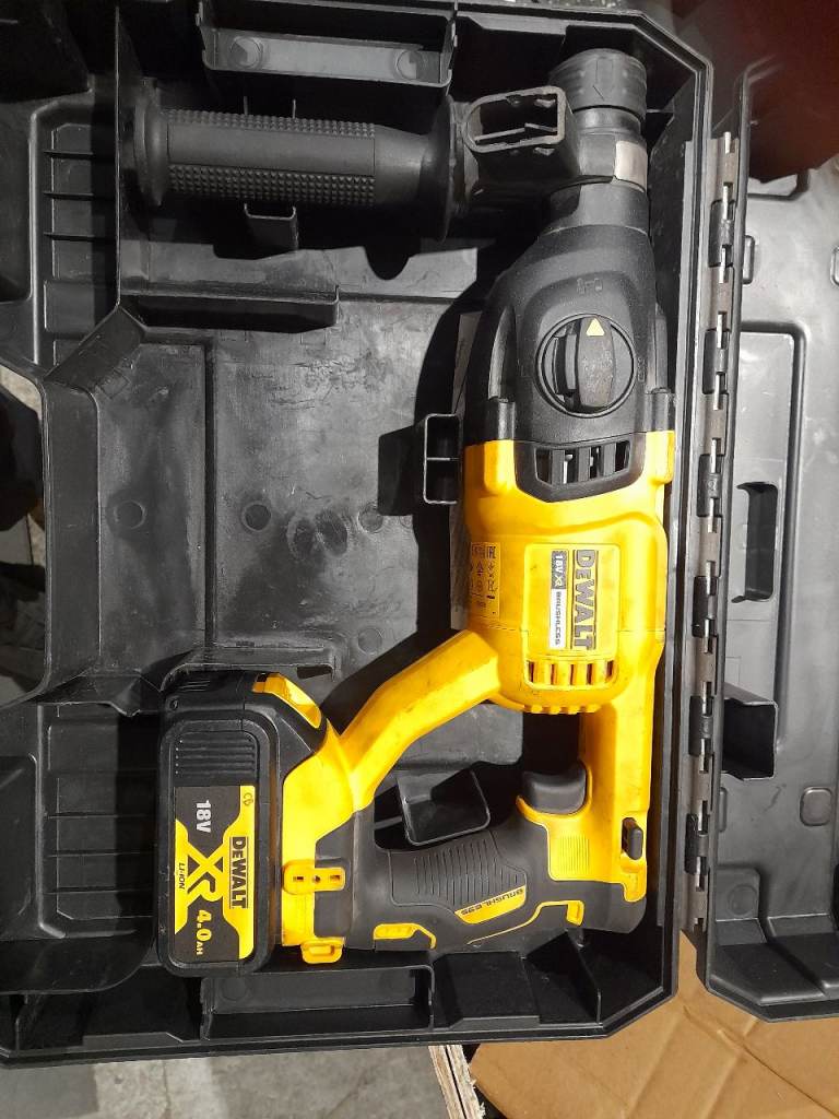 Dewalt DCH033M2 SDS drill and battery.