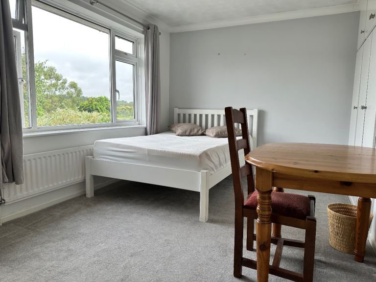 Spacious and quiet dbl room to rent in Broadstone