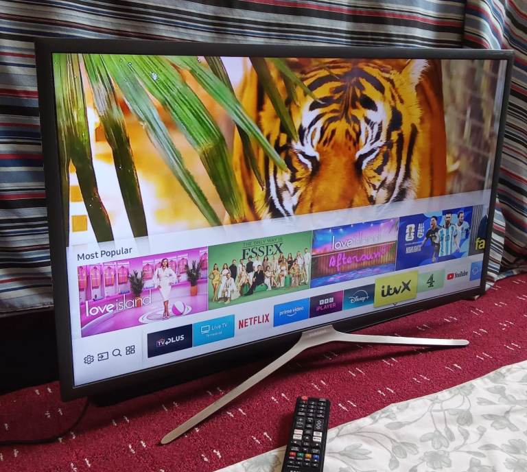 Samsung smart 32 inch hd slim lightweight Freeview TV with remote 