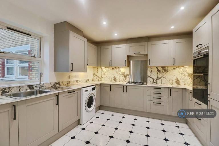 2 bedroom flat in Nightingale Lane, London, SW4 (2 bed) (#2843822)