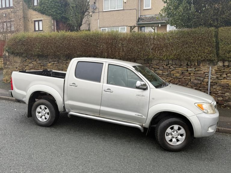 2005 Toyota Hilux DOUBLE CAB 2.5 D-4D MANUAL 4X4 SILVER PICK UP Diesel Manual