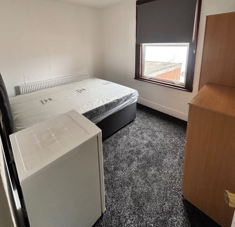 **Furnished Double Room to Rent**10 mins walk Town Centre**