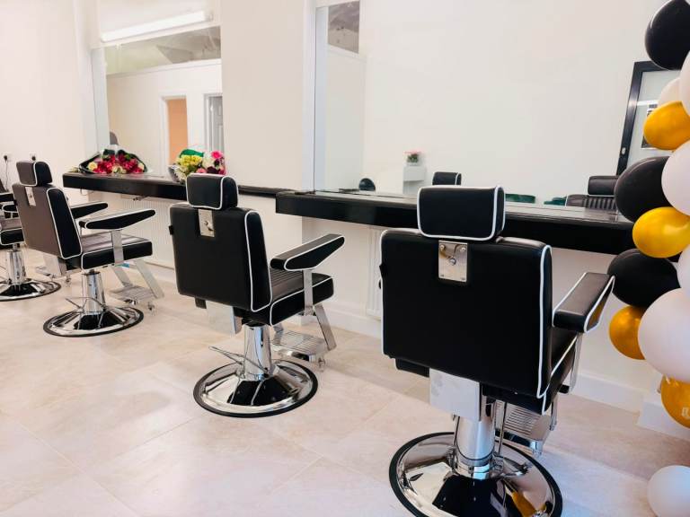 Barber Men Saloon to short or long Let