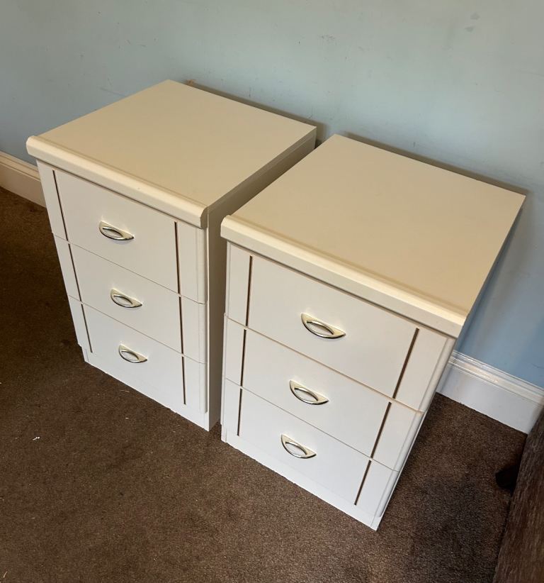 2 White Bedsides with 3 Drawers H28in/71cm W17.5in/45cm D18.5/47cm J273