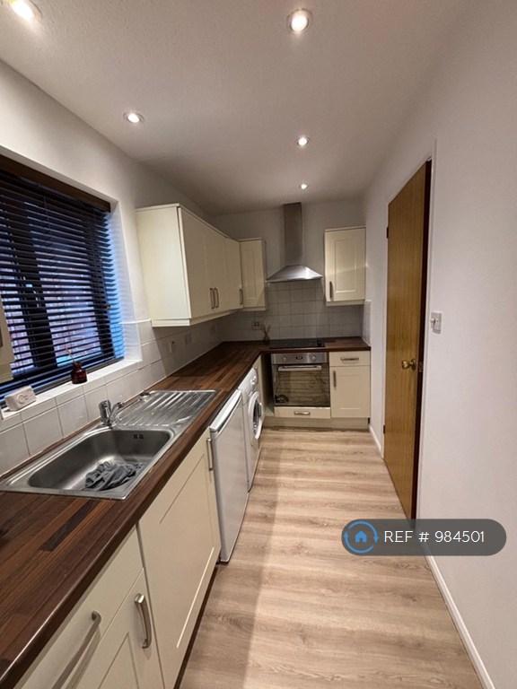 2 bedroom flat in Charleston Close, Feltham, TW13 (2 bed) (#984501)