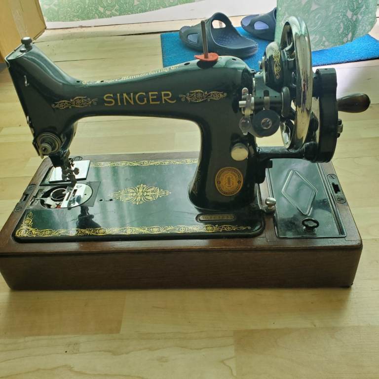 Vintage Singer Sewing Machine - Good Condition