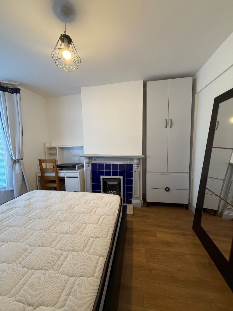 Double Room in a Family House in Grays