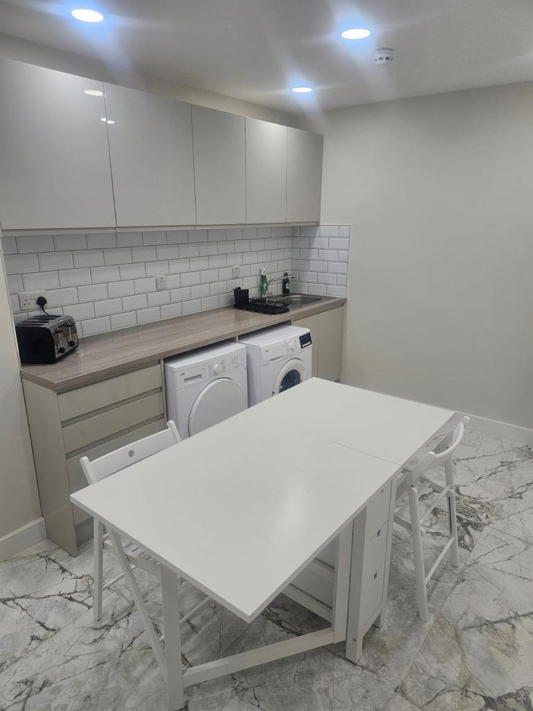 6 bed HMO en-suites and kitchettes for company let-AVAILABLE FOR COMPANY LET