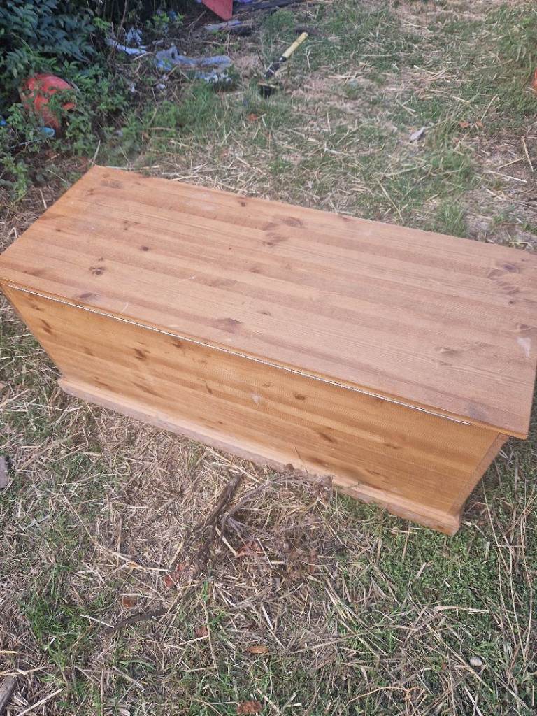 Large pine blanket box 