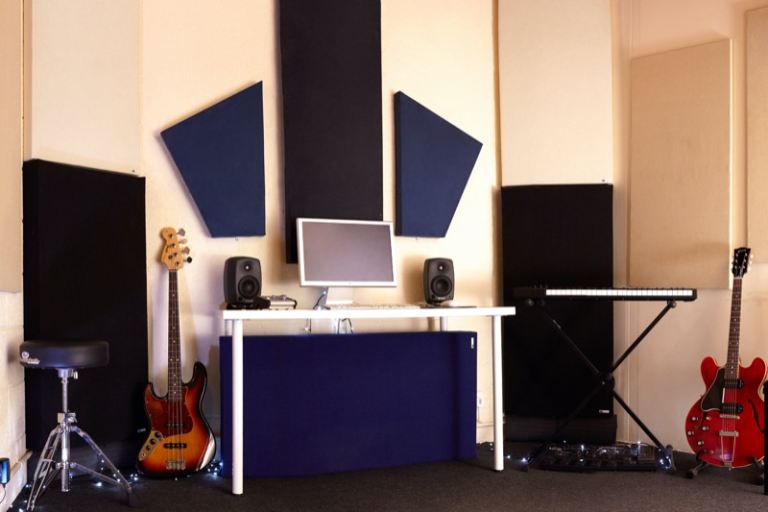 Recording studio E1/Inc.all bills/Vox booth/Air con/Soundproofed/Acoustically treated 