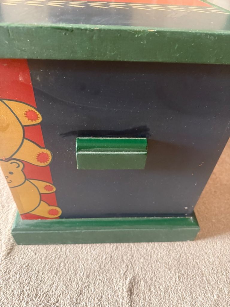 Toy storage box 