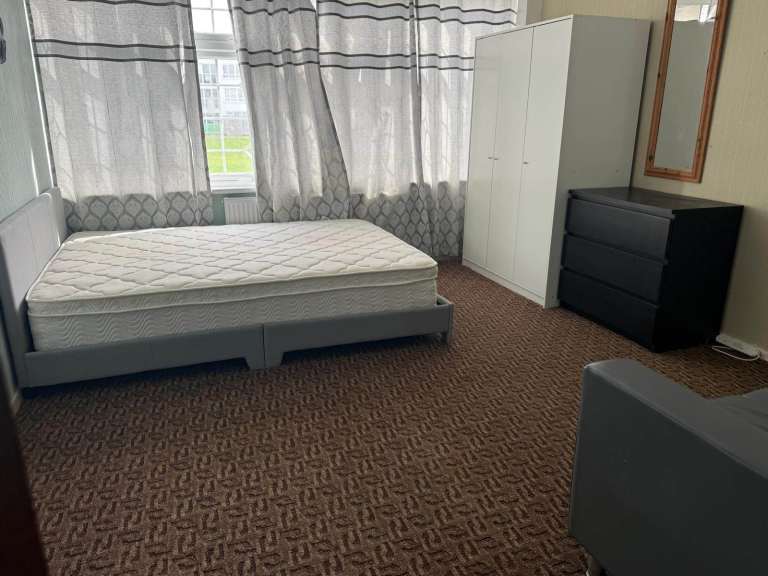 Spacious and Cosy Double Rooms for Rent in - CR4 1XB