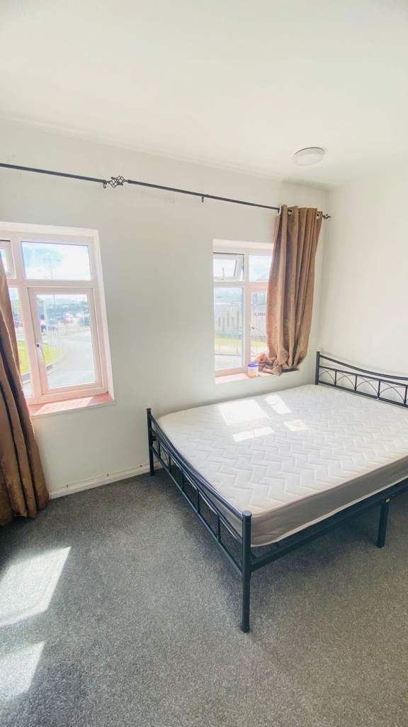Spacious and Cosy Double Room for Rent in - IG6 2EZ